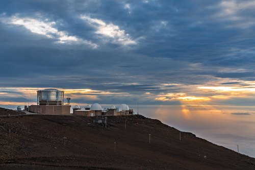 Sun rays beside the Haleakala observatories, Hawaii