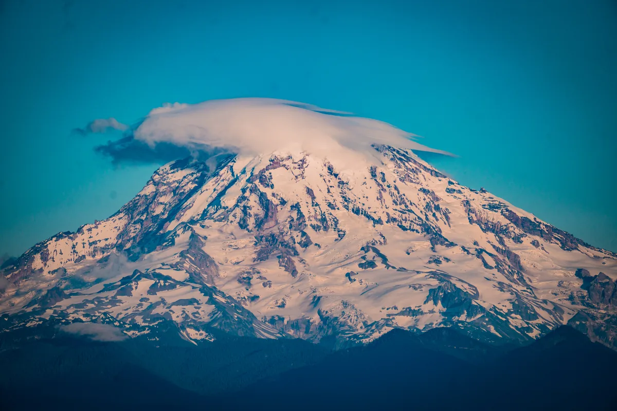 Mount Rainier beneath a lenticular cloud, Tacoma, Washington